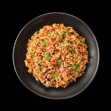 Renkli sebzelerden oluşan canlı bir tabak pirinç ve yeşil soğan ve susam tohumlarıyla süslenmiş, iştah açıcı dokular ve tatlar sergiliyor..