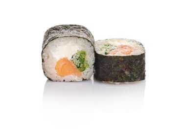 İki suşi rulosu sergileniyor, biri içinde taze somon ve salatalık olsun diye kısmen dilimlenmiş. Temiz beyaz bir arkaplana karşı kurulurlar, bir tat deneyimi yaratırlar..