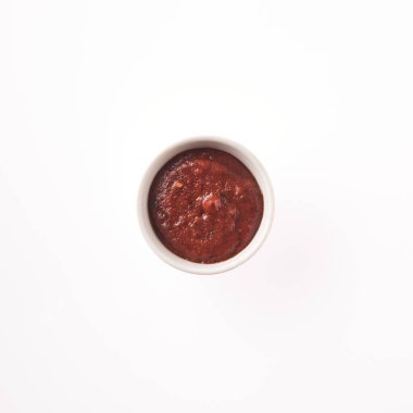 Zengin ve lezzetli aromaları havayı dolduruyor. Ev yapımı domates sosu, İtalyan mutfağına olan tutkularını yansıtan en sevdiğiniz yemekleri yükseltmek için hazır bekliyor..