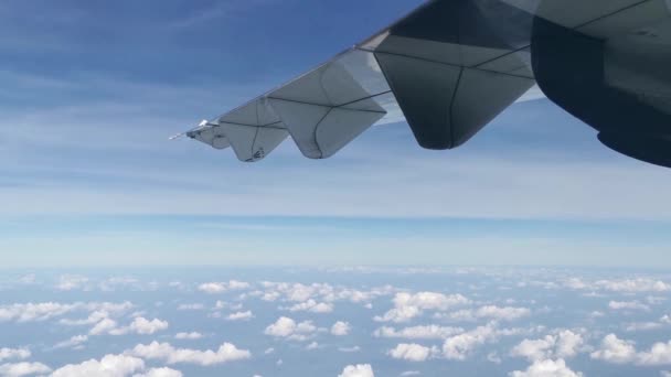Pohled Okna Letadla Křídlem Letadla Mrakem Modrou Oblohou — Stock video