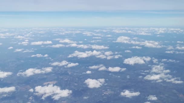 Manzaranın Üstündeki Bulutlu Mavi Gökyüzü Olan Bir Uçak Penceresinden Manzara — Stok video