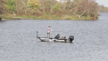 Eijsden, Güney Limburg, Hollanda. 28 Ekim 2022. Bir sonbahar günü Eijsder Beemden Doğa Koruma Alanından görülen Maas nehri boyunca Grindgat Gölü 'nde bir balıkçıyla tekne.