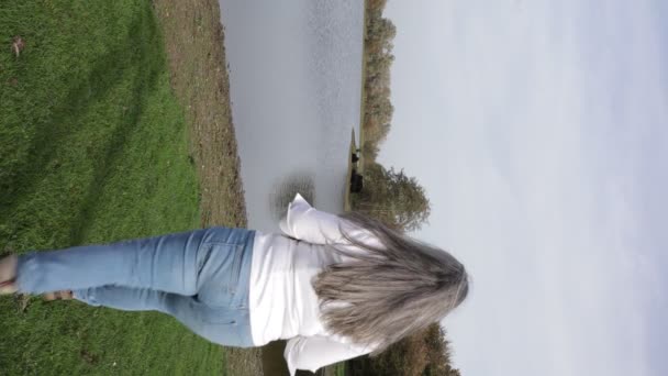 Γυναίκα Πεζοπόρος Περπατώντας Προς Μια Λίμνη Τραβώντας Μια Φωτογραφία Μιας — Αρχείο Βίντεο