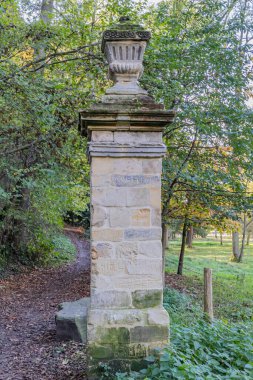 Vliekerbos doğa koruma alanının girişinde, Landgoed Vliek kale bahçelerinin yanında, Güney Limburg, Hollanda 'daki doğa koruma alanında güneşli bir sonbahar günü bulunan antik kireçtaşı süsü.