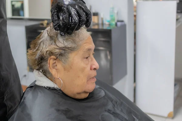 Hairstylist Massaging Elderly Woman Short Hair Dye Blurred Background Serious — Stock Photo, Image