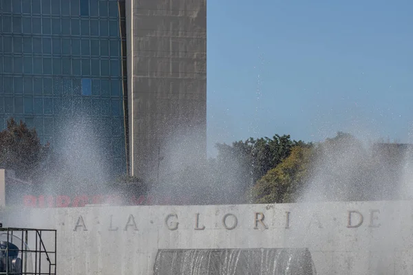 メキシコのハリスコ州グアダラハラ 2023年1月8日碑文付きの壁 青い空に対するグロリエタミネルバ噴水で栄光に 背景に建物 市内の晴れた日に噴水を作業 — ストック写真