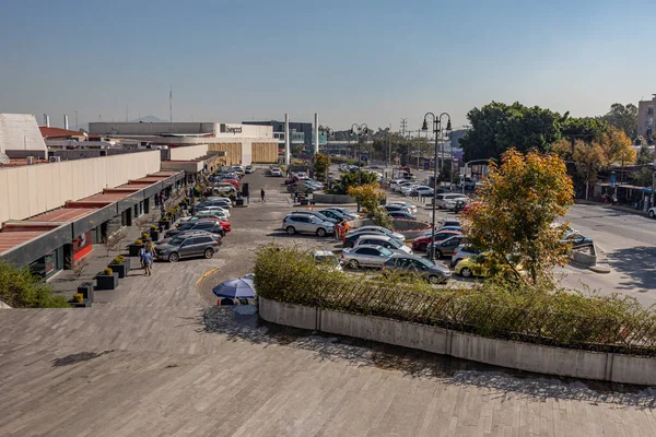 メキシコのハリスコ州グアダラハラ 2022年12月28日 広場の風景パトリアショッピングセンター駐車場 駐車車 商業店舗 ぼやけた背景にまばらな木 街の晴れた日 — ストック写真