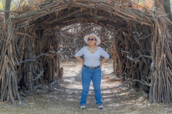 Starsza Dorosła Turystka Stojąca Przy Wejściu Tunelu Gałęzi Drzew Drewnianych — Zdjęcie stockowe