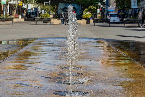 Mehrere Wasserstrahlen Einem Modernen Brunnen Gegen Stadtbild Betonboden Innenstadt Geschäfte — Stockfoto