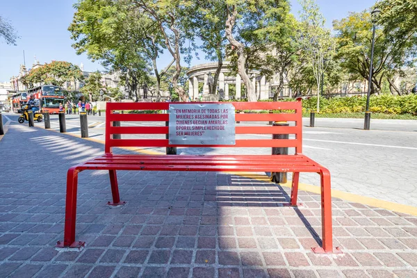 メキシコのハリスコ州グアダラハラ 2023年2月4日 赤いベンチを持つ歴史的な街の中心部は サインは言う すべての女性が彼らを愛していると主張した人や女性であることの単純な事実によって殺された記憶 — ストック写真