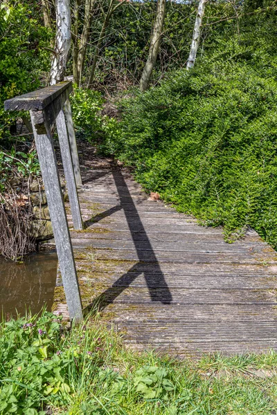 Alte Und Verschlissene Kleine Holzbrücke Über Einen Bach Schräger Zaun — Stockfoto