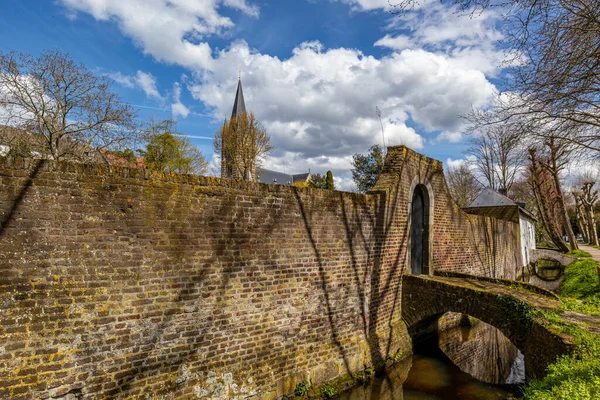 Kanal Boyunca Küçük Köprüsü Olan Eski Tuğla Duvar Arka Planda — Stok fotoğraf