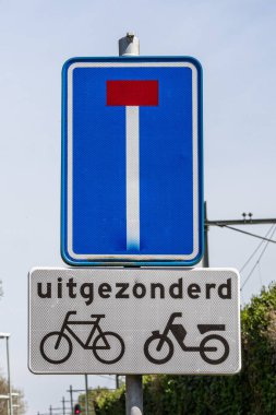Trafik işaretleri: bu yol çıkmaz sokak ve Uitgezonderd araçları: bisikletler ve motosikletler dışında, mavi, kırmızı, beyaz ve siyah renkli dikdörtgen plakalar, Hollanda 'da Güney Limburg