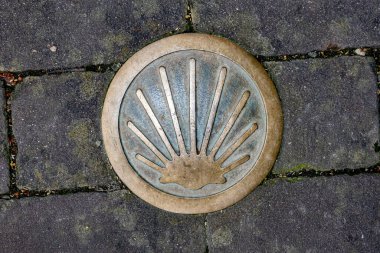 Hollanda, Güney Limburg 'daki Camino de Santiago dini rotasında metal plaka üzerinde deniz tarağı kabuğu, İspanya' daki Santiago de Compostela Katedrali 'ne hac yolculuğu.