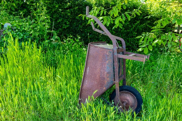 Старий Іржавий Металевий Інвалідний Візок Покинутий Задньому Дворі Фермерського Будинку — стокове фото