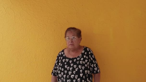 Senior Erwachsene Tochter Gibt Blumenstrauß Ihre Ältere Mutter Für Geburtstagsfeier — Stockvideo
