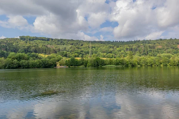 Lago Echternach Com Sua Água Calma Colinas Com Abundantes Árvores — Fotografia de Stock