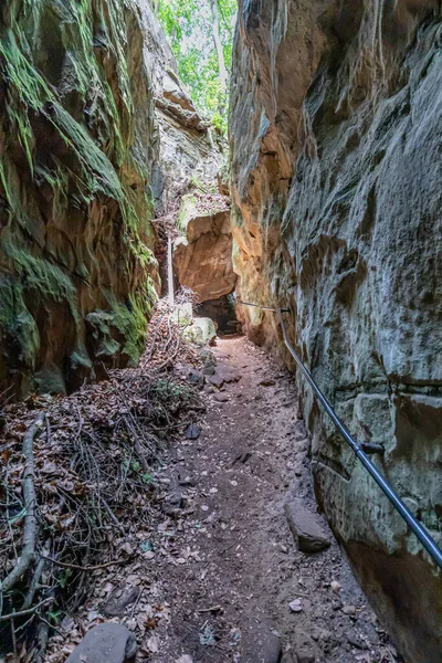 Trilha Caminhada Entre Ranhura Estreita Entre Duas Formações Rochosas Reserva — Fotografia de Stock
