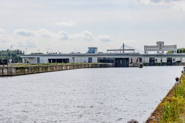 Lanaye kilidi kompleksinde kapalı kapılar, Albert kanalı, inşaat duvarları, araç köprüsü ve kablo destekli arka plan sisli gökyüzüne karşı güneşli bir yaz günü Ternaaien, Belçika 'da