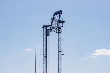 Hedefi demirleme direğinde ya da Schietboom 'da 18 tahta durakla mavi gökyüzü arka planında, Buksschieten' de, çapraz ateş, Meers, Elsloo, Hollanda 'da güneşli bir günde