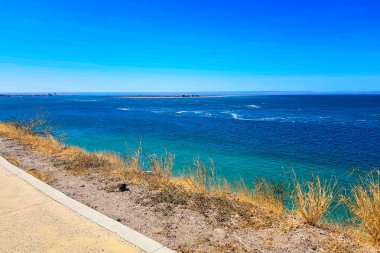 Arka planda mavi suları olan Cortez Denizi 'nin panoramik manzarası, La Paz, Baja California Sur Mexico' da güneşli bir bahar günü dağda turist bakış açısıyla görülüyor.