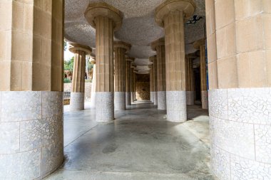 Antoni Gaud 'un Park Guell' deki Hypostyle odası, Barcelona, Katalonya 'da gezici bir gün.