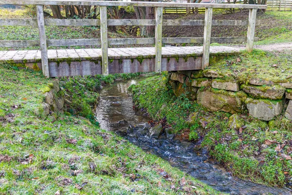 Pequeño Puente Peatonal Madera Sobre Estrecho Arroyo Entre Hierba Verde — Foto de Stock