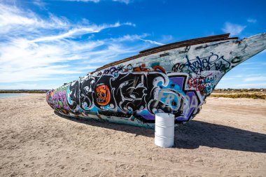 La Paz, Baja California Sur Mexico. 9 Şubat 2023. Meksika sahili kumsalının kumlarına grafiti ile boyanmış eski bir gemi enkazı. El Centenario veya Comitan, güneşli kış günü.