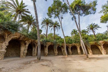 Portico Çamaşır Odası 'nda viyadük. Parc Guell' de duvardan yapılmış sütunlar. Gaudi 'nin mimari çalışmaları.