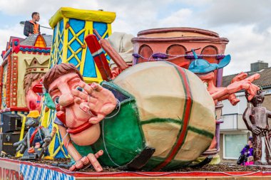 Beek, Güney Limburg, Hollanda. 3 Mart 2014. Hollanda karnaval şamandırası kocaman komik figürlerle süslenmiş, düşmüş şişman bir adamın komik sahnesi, şehir merkezinde eğlenceli bir gün.
