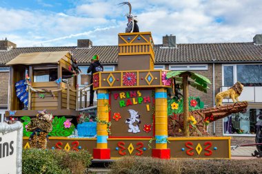 Beek, Güney Limburg, Hollanda. 3 Mart 2014. Hollanda karnavalı şamandırası, üstünde prens, aslanla süslenmiş, Prens Ralph 'in yazıtları, şehir merkezinde eğlenceli bir gün.