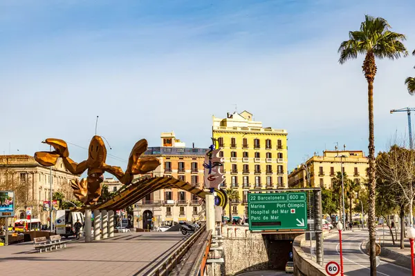 Barselona, Katalonya, İspanya, 11 Şubat 2014. Port Vell bölgesindeki La Gambrinus heykeli ile Passeig de Colom, dev ıstakoz heykeli, arka plandaki binalar, sokaklar ve araç tünelleri