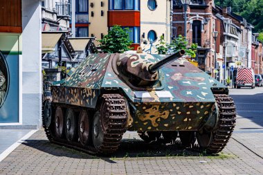 La Roche-en-Ardenne, Wallonia, Belçika. 4 Haziran 2024. Savaş tankı Bulge Müzesi 'nin önündeki yaya kaldırımında. 1945' te La Roche ve çevresindeki köylerin savaş ve özgürlük tarihi.