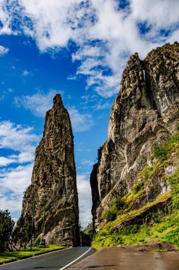 Kırsal yol geçişi etkileyici Bayard Rock, Meuse Nehri boyunca Dinant kasabasına doğru gidiyor, düşük perspektiften, güneşli bir yaz günü Namur, Wallonia, Belçika 'da mavi gökyüzü ile görülüyor.