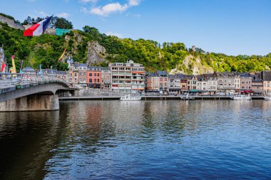 Dinant şehrinin günlük hayatı, Meuse Nehri 'ni geçen araç köprüsü, bina, kıyıya demir atmış tekneler, arka planda yemyeşil ağaçlar, Namur vilayeti, Wallonia, Belçika