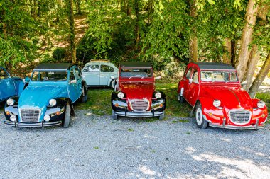 Üstü açık, gri, mavi ve kırmızı vücutların farklı tonları, dikiz aynası, far, krom metal detaylar, Belçika 'da güneşli bir yaz günü.