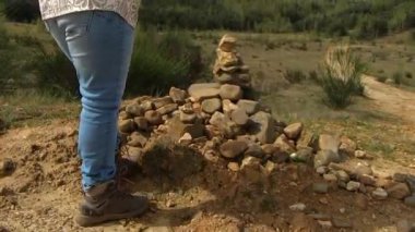 Cairns veya Apachites, toprak yol, arka plandaki ağaçlar, Hoge Kempen Ulusal Parkı 'ndaki Mechelse Heide, As, Belçika' daki güneşli yaz günü,