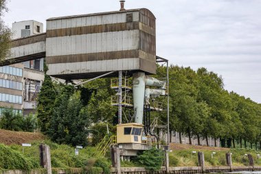 Terk edilmiş ve harap olmuş endüstriyel kompleksin bir kısmı, Meuse Nehri kıyısındaki kargo terminalinde depolama kulesi, yükleme ve boşaltma için kullanılır, Maastricht, Güney Limburg, Hollanda