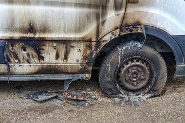 Patlak lastik ve beyaz araba yangınla hasar görmüş ve sigara içilmiş. Otoparka park edilmiş ticari minibüs vandalizm ve şehir suçlarının tahribatı sonucu ateşe verilmiş.