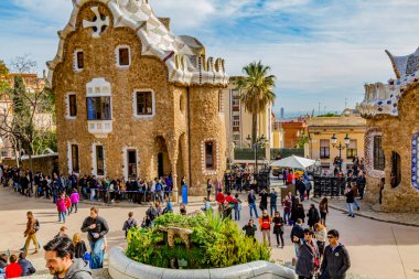 Barselona, Katalonya, İspanya, 8 Şubat 2014. Antoni Gaudi Park Guell 'in ana girişinde orijinal tasarım, şekil ve sürrealist tarzı olan Porterlar Pansiyonu var.