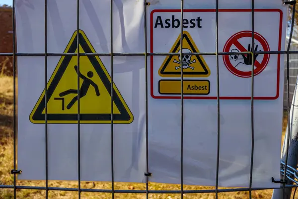 Asbest tehlikesi uyarısı, çelme tehlikesi ve giriş yok, hasarlı binalar, endüstriyel kalkınma alanı, Herkenbosch, Limburg, Hollanda