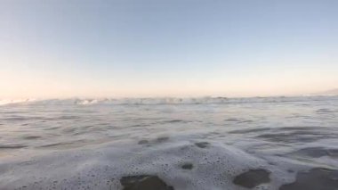Sahil kıyısından gelen su ve dalgaların statik çekimi Pasifik Okyanusu 'ndan sakin bir şekilde akan su, arka planda ufuk, Nuevo Vallarta, Nayarit, Meksika' da kış sabahı
