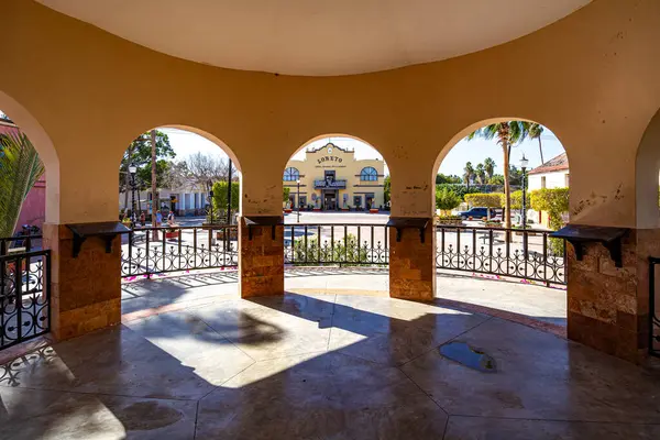 Ana meydan ve hükümet sarayı bir büfe, sütunlar, kemerler, metal korkuluklar, duvar ve sarı çatı, Loreto, Baja California Sur, Meksika 'da güneşli bir gün