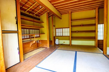 Japon merasim çay evinin içi boş, ahşap duvarlar ve tavan, mavi kenarlı beyaz halı, sade iç mekanlar, boş raflar, Japon Hasselt bahçesi, Belçika