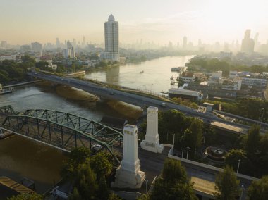 Phra Buddha Yodfa Köprüsü, Anma Köprüsü ve Phra Pok Klao Köprüsü 'nün gündoğumu sahnesinde, Bangkok City, Tayland.