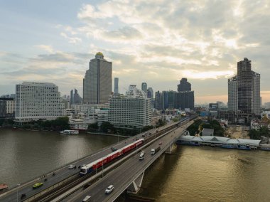 Taksin Köprüsü 'nün ve Sathorn Yolu' nun hava manzarası Chao Phraya Nehri üzerinde gündoğumu sahnesi, Bangkok, Tayland 'da ulaşımla ilgili..