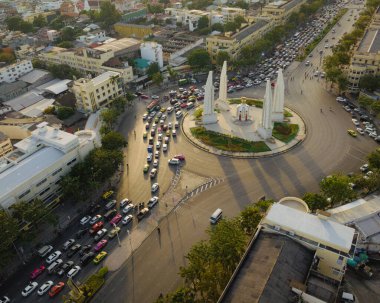 Ratchadamnoen Caddesi 'ndeki Demokrasi Anıtı' nın havadan görünüşü Tayland, Bangkok 'taki en ünlü turistik ilgi odağı..