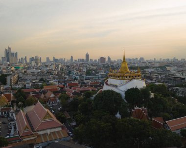 Bangkok, Tayland 'ın en ünlü turistik merkezi olan Saket Tapınağı' nda Altın Dağ 'ın havadan görünüşü göze çarpıyor..