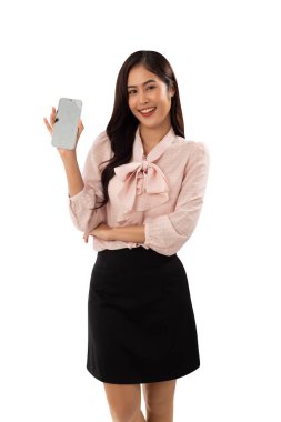 Beyaz arka planda kırpma yolu ile izole edilmiş akıllı telefon kullanan gülümseyen Asyalı bir kadının portresi.