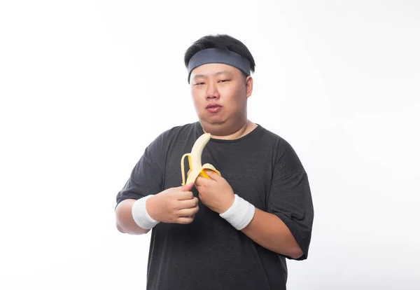 Mladý Asijský Legrační Tlustý Sportovní Muž Drží Banán Izolované Bílém — Stock fotografie